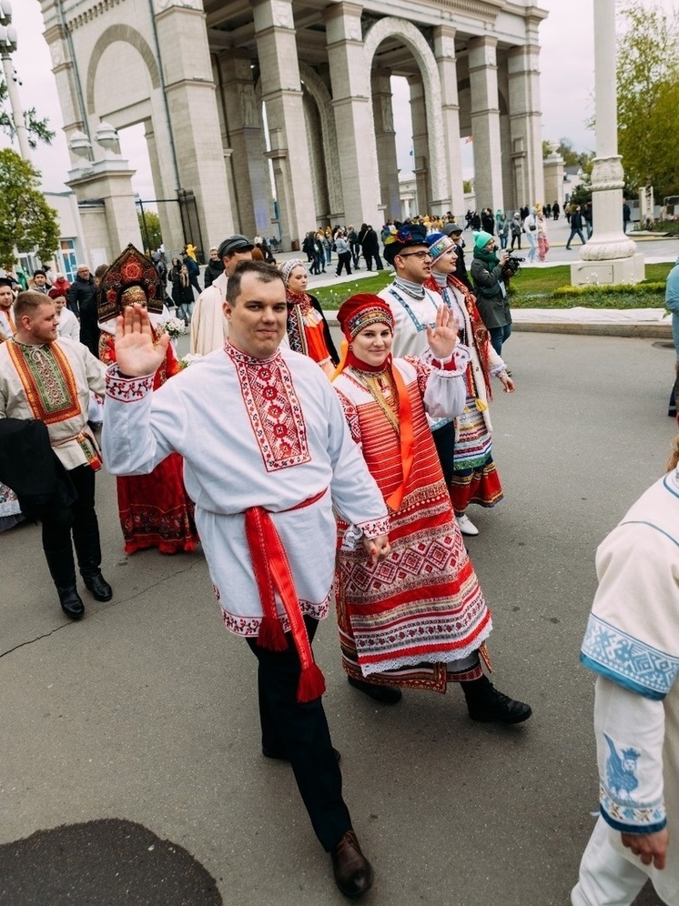 Пара из Брянска заключила брак на ВДНХ в Москве