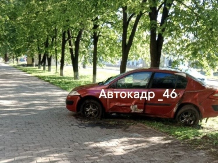 На проспекте Кулакова в Курске водитель устроил ДТП и скрылся с места аварии