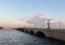 Вечером 19 мая жители Петербурга увидят Троицкий мост с архитектурно-художественной подсветкой. Переправа предстанет в цветах флага Вьетнама в связи с неделей, посвященной стране, сообщили в пресс-службе Смольного.