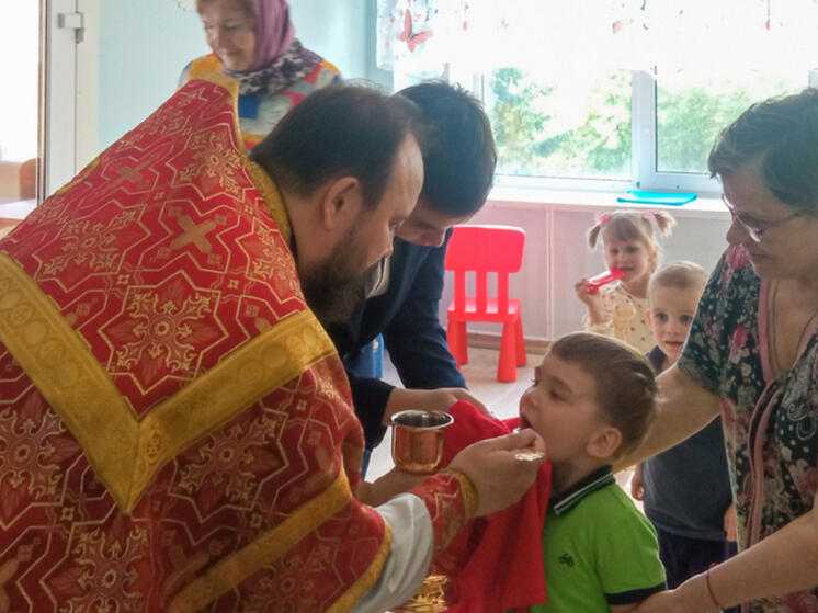 Отец Сергий причастил маленьких орловцев