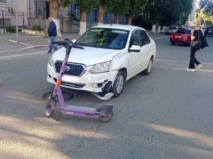 В центре Саратова иномарка сбила подростка на самокате