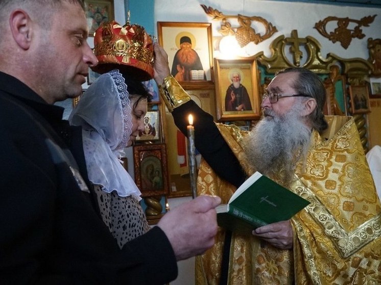 В объятиях нежных под взором конвоя: как прошло венчание в барнаульской колонии