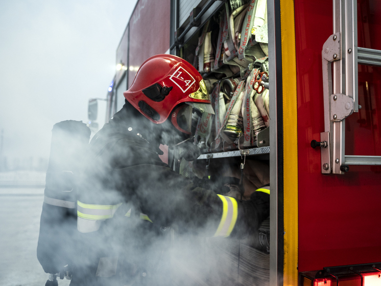 Премиальная иномарка вспыхнула во дворе Петрозаводска