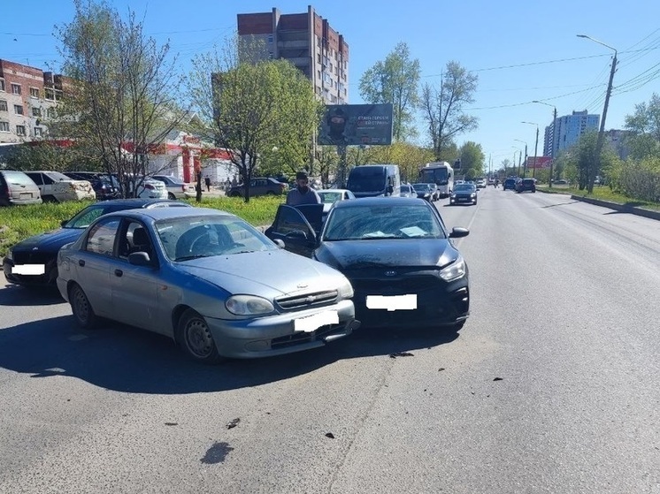 Две иномарки не смогли разъехаться на улице Конева в Вологде