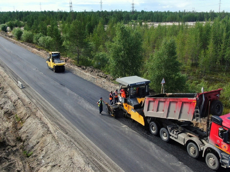 Приводить в порядок трассу от границы округа до Губкинского начали в 2019 году, в этом году работы завершатся, запланирован ремонт 36 км полотна, десяти мостов и 27 водопропускных труб