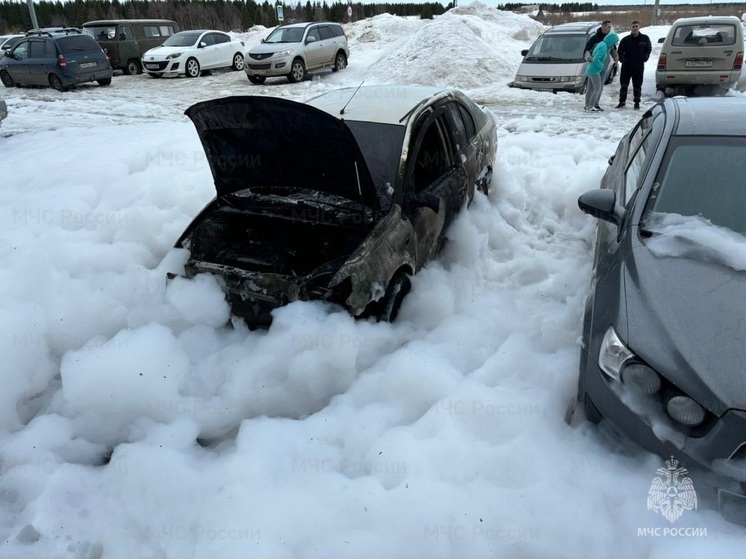 Под утро в Нарьян-Маре загорелся автомобиль