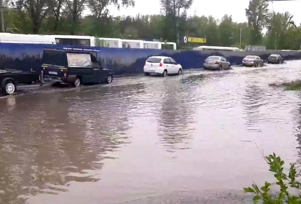 В Омске после ливня вновь образовались «озёра» и «реки»: 15 кадров с затопленных улиц