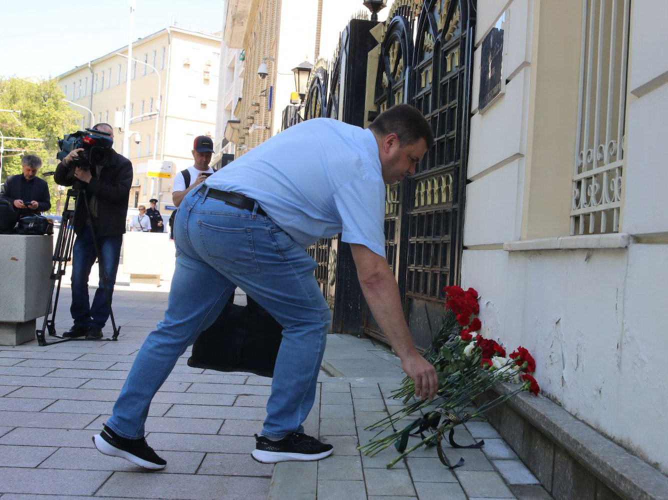 Москвичи несут цветы к посольству Ирана после гибели Раиси: скорбные кадры 