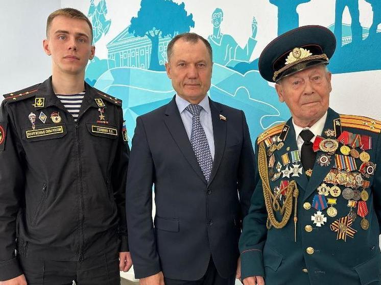 Сенатор Игорь Мурог поздравил с днём рождения рязанского участника СВО Головина