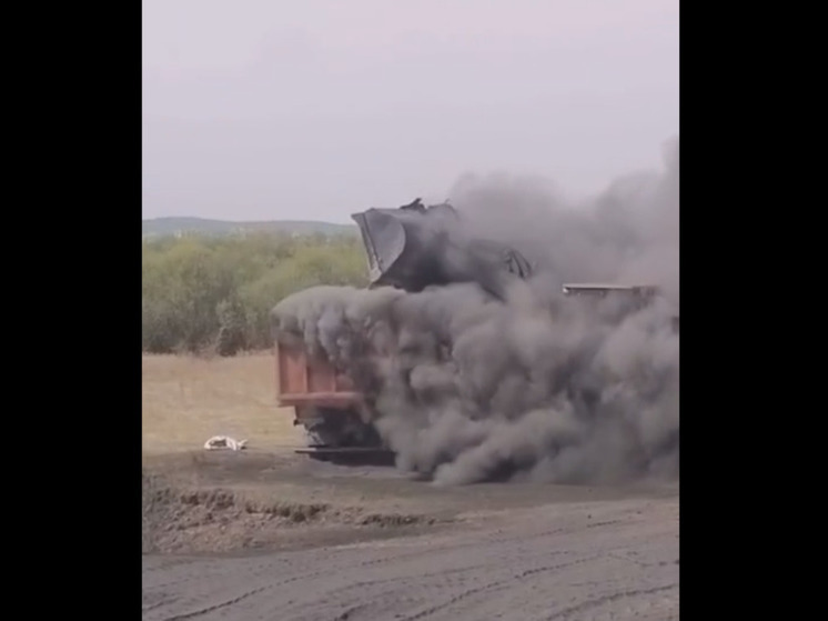 Угольный шлак вывозят на берег реки в Забайкалье