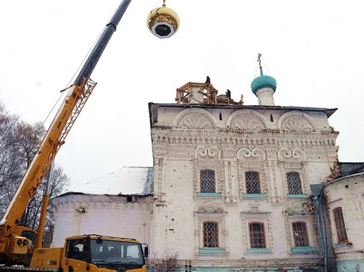 На Екатерининской церкви в Слободском установили новые купола