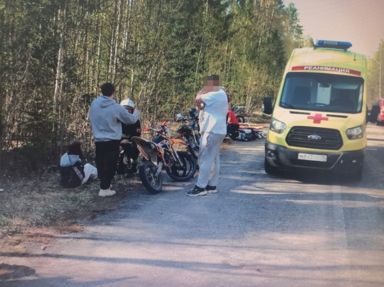 Два пит-байка столкнулись на дороге в Карелии: пострадали три человека