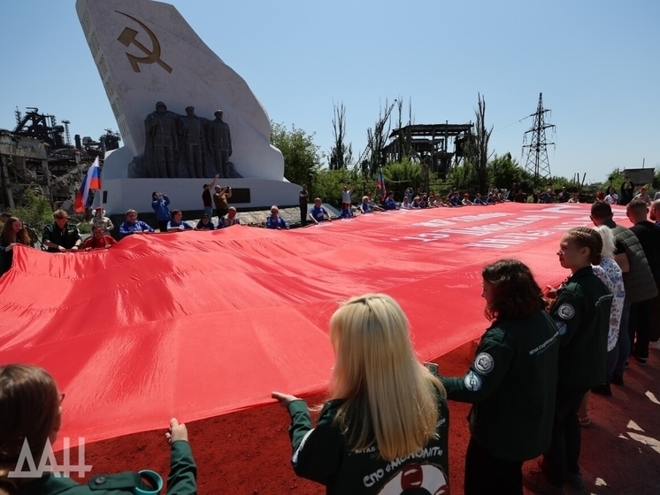 Молодежные активисты развернули Знамя Победы у мемориала «азовстальцам» в Мариуполе