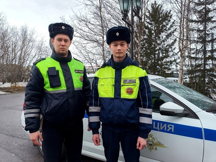Инспекторы ГИБДД Нового Уренгоя помогли быстро доставить в больницу малыша без сознания