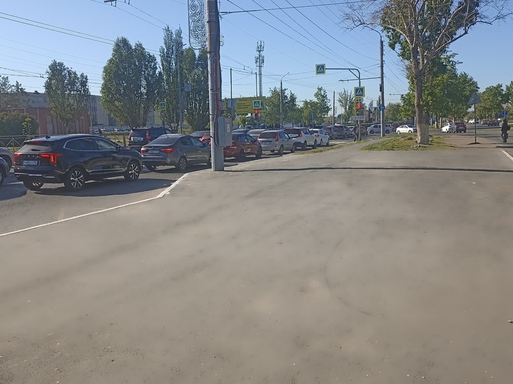 В Оренбурге на одной из основных магистралей образовалась пробка