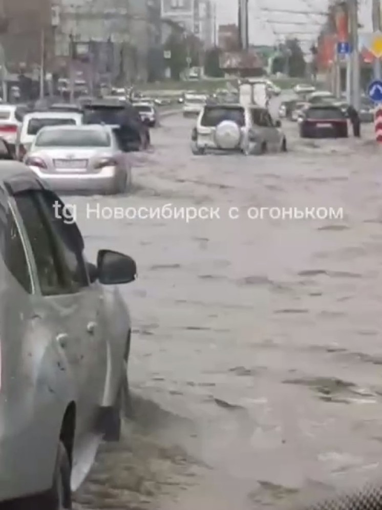 Прокуратура начала проверку из-за затопления дорог после ливня с градом в Новосибирске