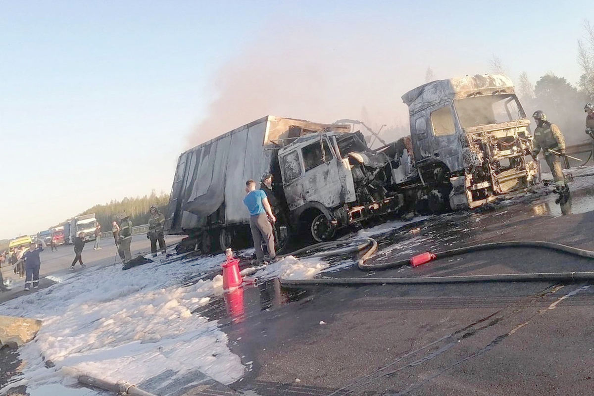 ДТП с фурами и бензовозом на объездной в Краснокамске: пострадавших нет, все  машины сгорели - МК Пермь