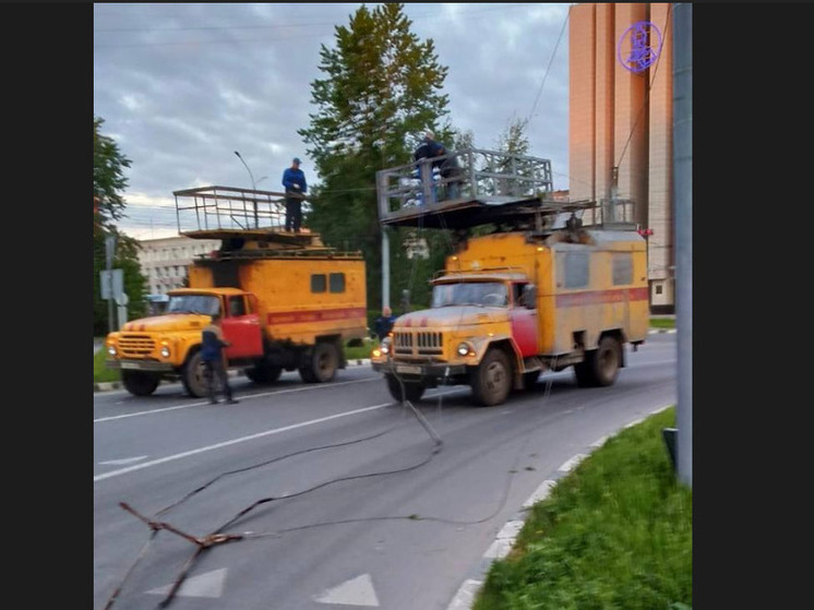 Движение автотранспорта по площади строителей в Новгороде восстановлено