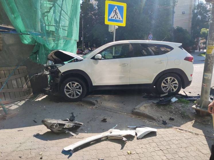 В центре Воронежа  водитель иномарки врезался в жилой дом