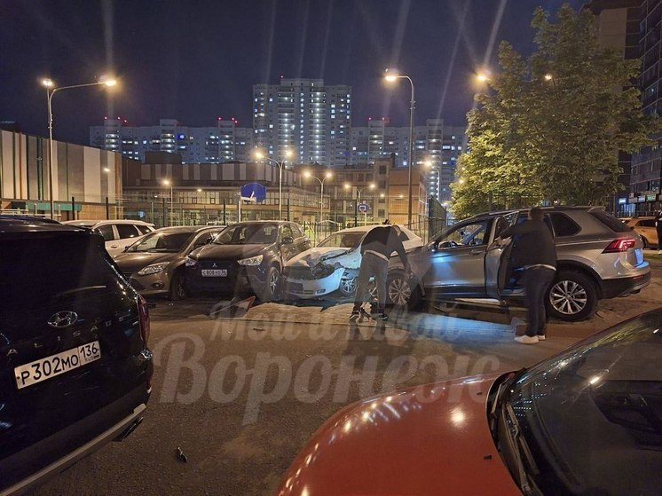 В Воронеже легковушка протаранила припаркованные в ЖК авто