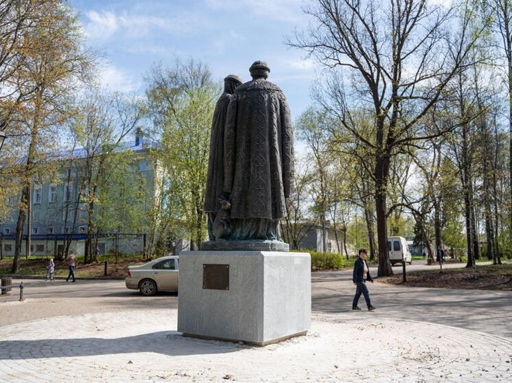 Памятник Петру и Февронии в городе Кирове обрёл новый постамент