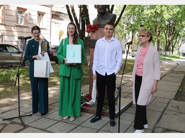 В Смоленске у бюста Бориса Васильева прошли юбилейные мероприятия