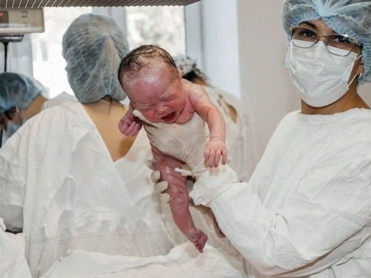 Уфимские врачи приняли новорожденного у мамы с осложнениями беременности