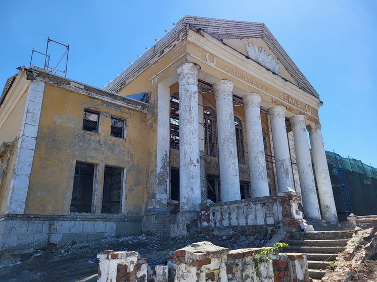 В Волжске продолжается реконструкция здания кинотеатра под школу искусств