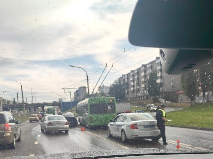 В Курске троллейбус попал в ДТП на улице Энгельса