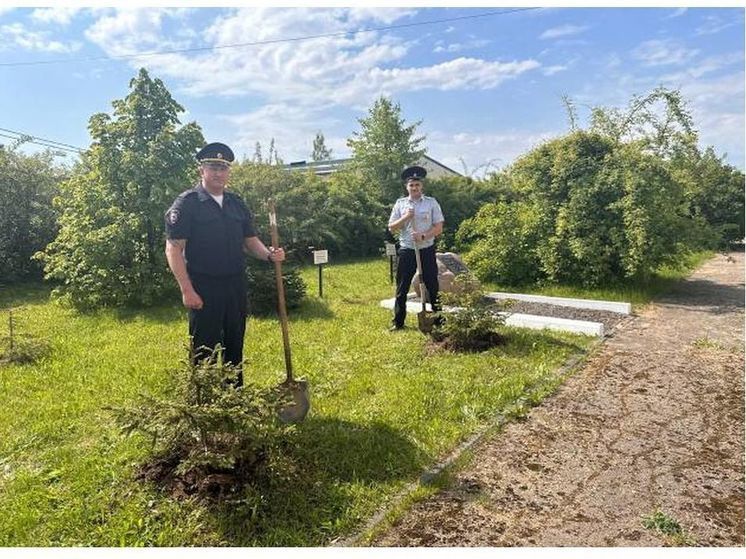 Полицейские Смоленского района присоединились к акции «Сад памяти»