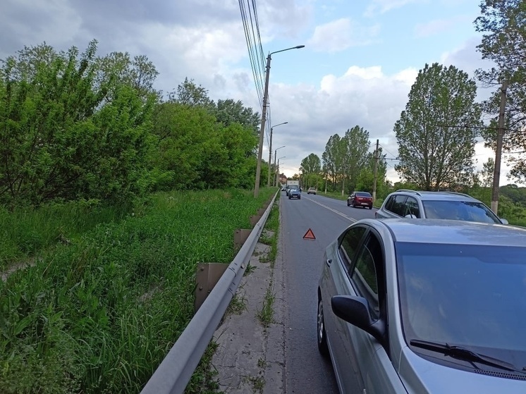 В Курске водитель легковушки задел на встречке машину и скрылся с места ДТП