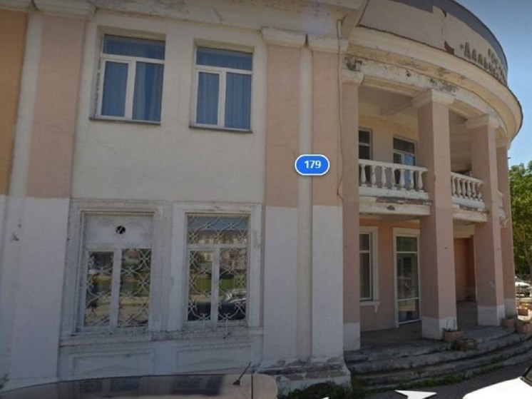 В заброшенную гостиницу в центре Южно-Сахалинска заселились бомжи