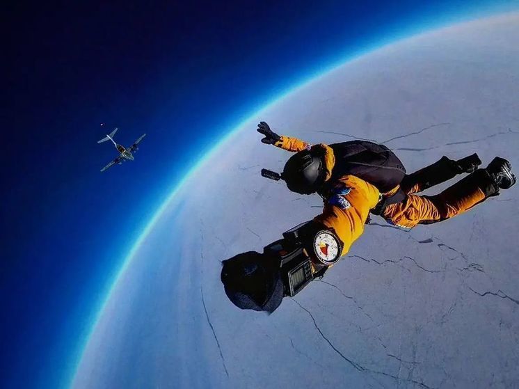 Летчик совершил уникальный прыжок из стратосферы на Северный полюс