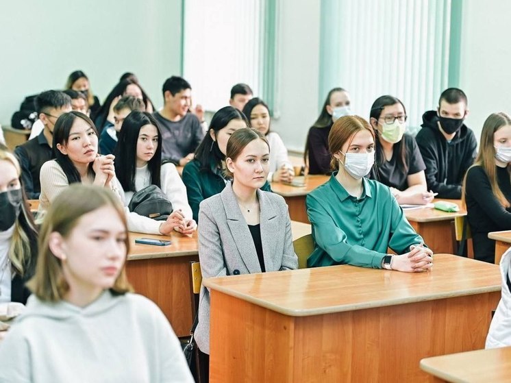 В Бурятии студентам, обучающимся на учителей, пообещали увеличить стипендию