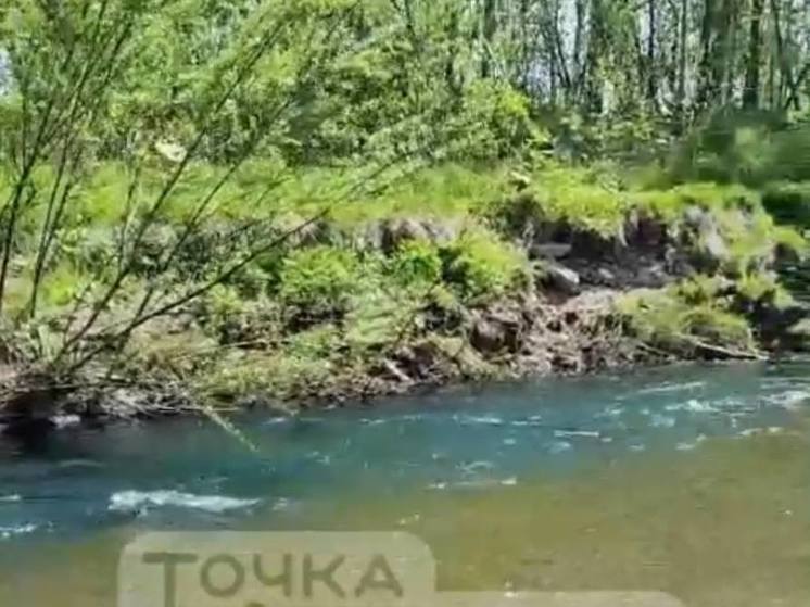 Вода в сахалинской реке Таранай окрасилась в синий цвет
