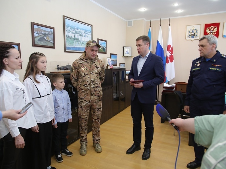 Глава Северодвинска вручил медаль «За отвагу» участнику СВО Андрею Михайлову