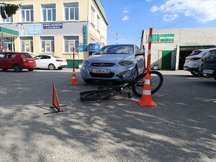 В Ялуторовске девочка на велосипеде врезалась в автомобиль и получила травмы