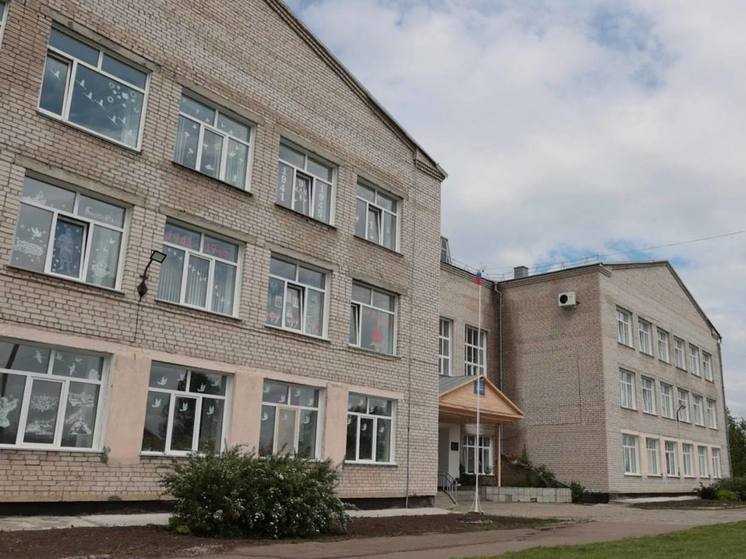 Губернатор Томенко поручил заменить протекающую крышу школы в алтайском селе