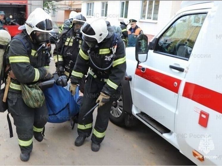 В Орловской области сотрудники МЧС помогли транспортировать женщину в машину СМП
