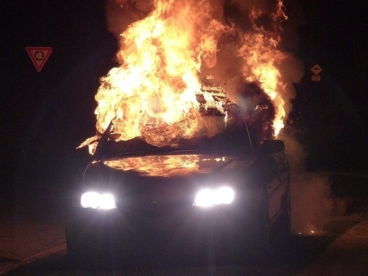 Житель Владивостока сжег машину соседа из мести