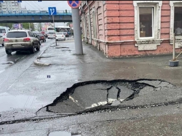 В Омске провалился асфальт возле библиотеки Пушкина и недостроенного метро