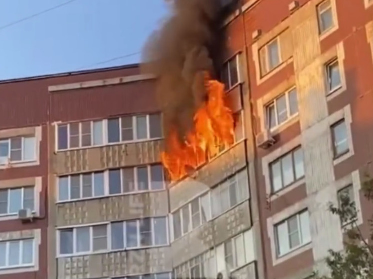 Жителей горящего дома на улице Новосёлов выводили две девочки