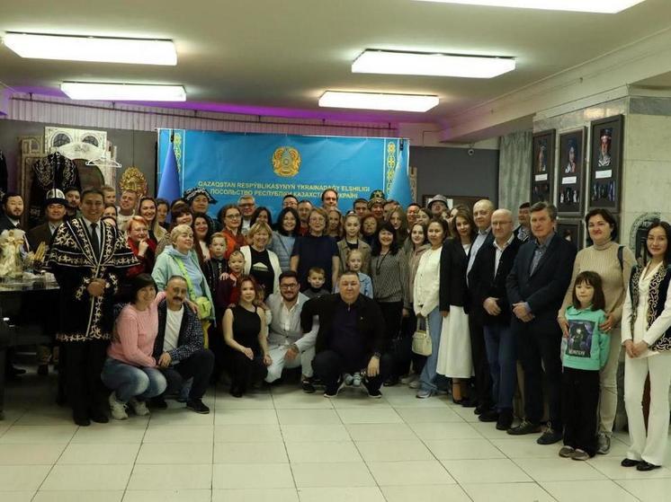 Посольство Казахстана в Киеве устроило концерт в знак единства с Украиной