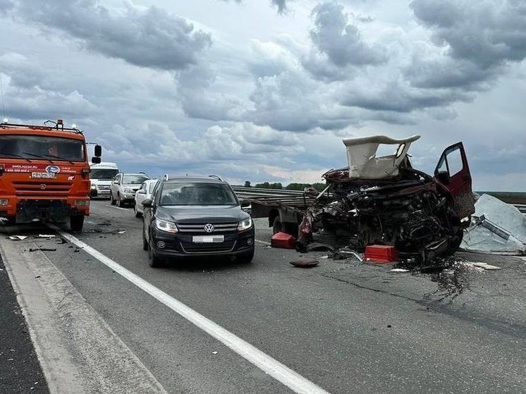 Водитель попавший в страшное ДТП с разорванным большегрузом на кузбасской трассе выжил
