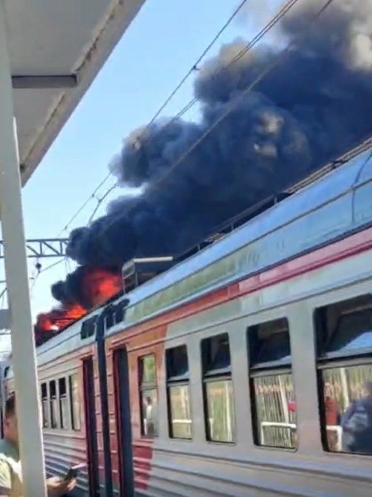 В Подмосковье огонь стремительно охватывает электричку, которая направлялась в сторону Твери