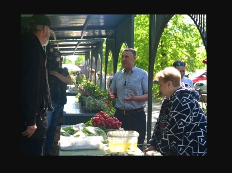 Мэр Великого Новгорода посетил обновленные торговые ряды на Фёдоровском ручье