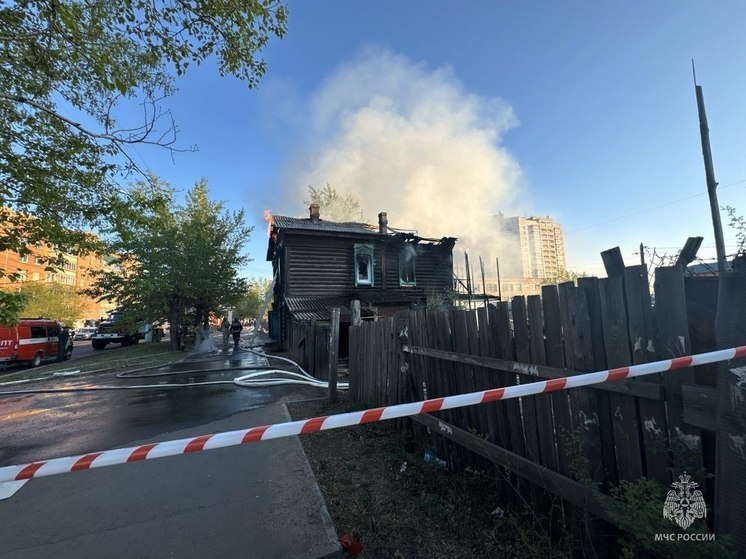 Пожарные потушили возгорание деревянного дома в Чите