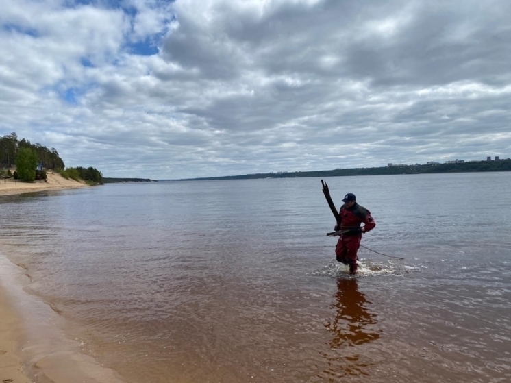 Водолазы-спасатели продолжают обследовать водоемы. выделенные для купания