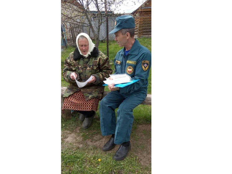 Чтобы не допустить пожаров сотрудники ГКЧС ведут беседы с жителями деревень