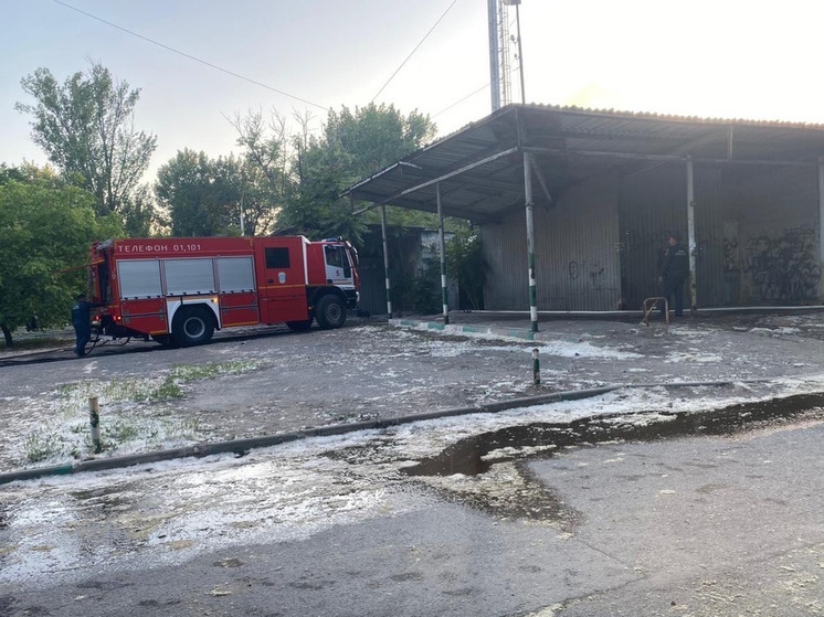 В Ростове на большой территории горел заброшенный рынок